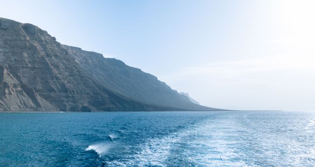 Une vue aérienne d'un ferry partant du port d'Orzola à Lanzarote, Espagne