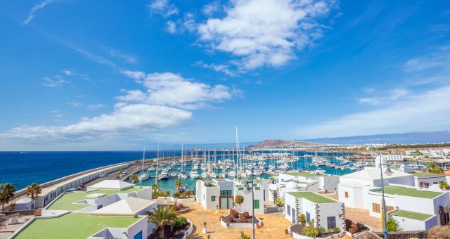 Vista da Marina Rubicón com veleiros em Playa Blanca em Lanzarote, em Espanha