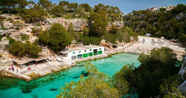 La pequeña playa de Cala Pi en la costa sur de Mallorca