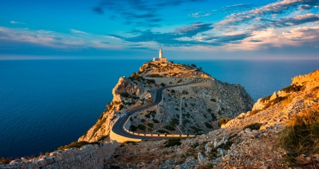 Il faro di Cap de Formentor a Maiorca arroccato su una scogliera a picco sul mare