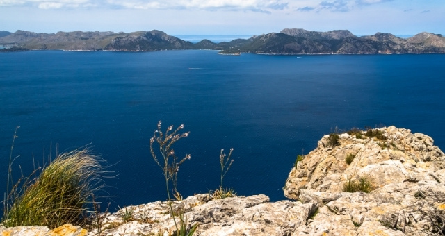 Vistas desde la ruta de senderismo hacia la ermita de La Victoria cerca de Alcúdia, en Mallorca