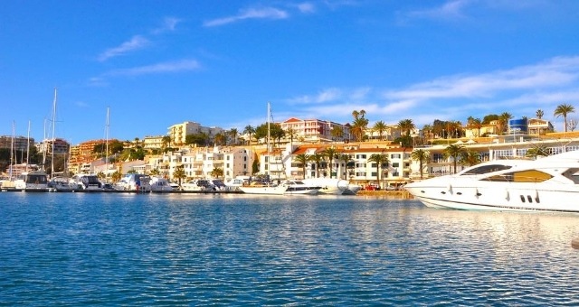 Barcos en el puerto de Mahón en Menorca (Islas Baleares)