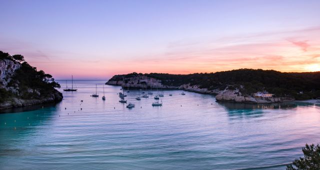 Barche a vela vicino a Minorca al tramonto