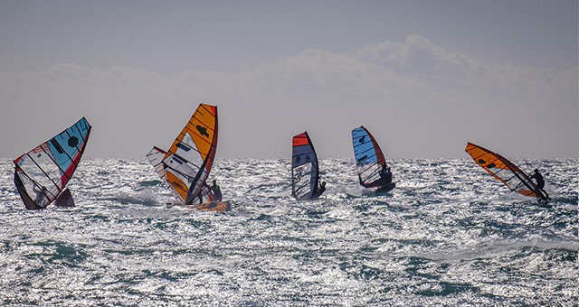 Windsurf en el mar agitado de Tarifa