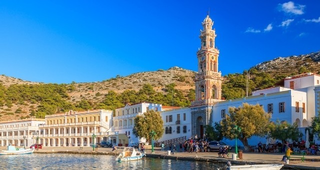 Klasztor Panormitis i pobliski mały port na wyspie Simi, Grecja