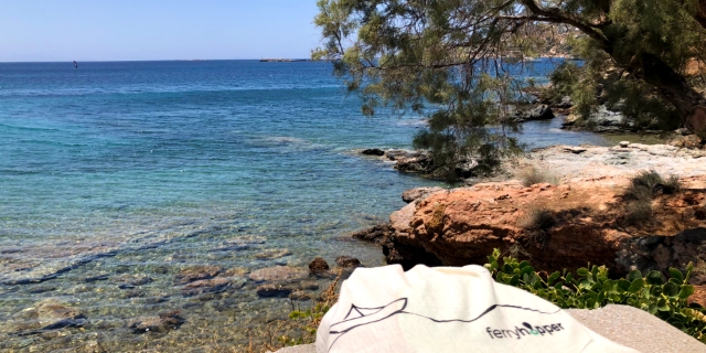 Spiaggia rocciosa nelle Cicladi