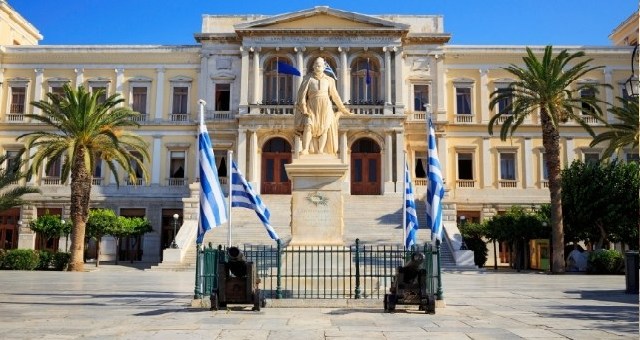 Palmeras frente al impresionante Ayuntamiento de Siros