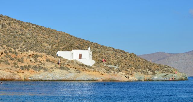 Tipico paesaggio cicladico con vista sul mare a Tino