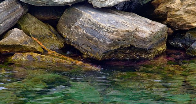 Une plage de rochers à Tinos