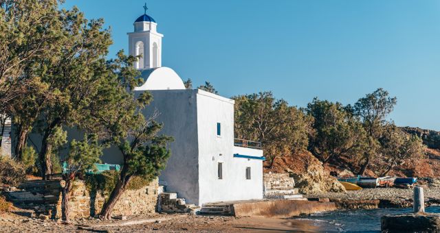 Capilla blanca en un pueblo de Tinos