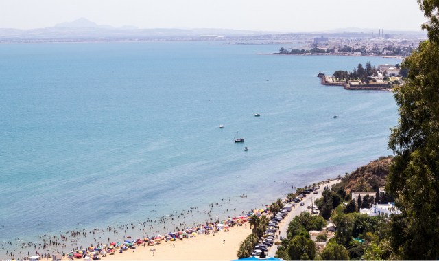 La mer bleue et limpide au bord de la plage de Sidi Bou Saïd, à Tunis