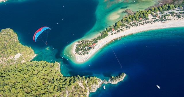 La lunga spiaggia di sabbia di Oludeniz a Fethiye