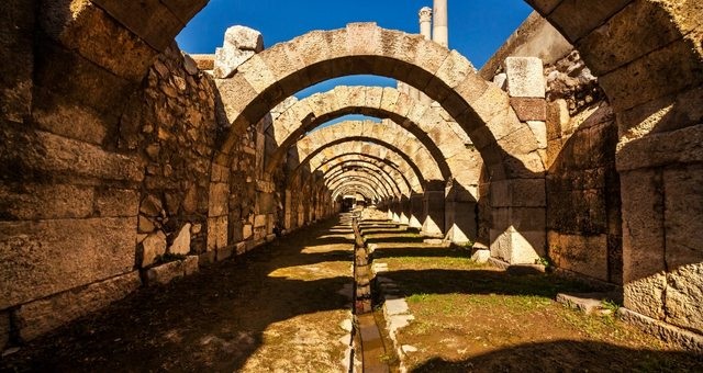 Canal de agua en el ágora en la antigua ciudad de Smyrna, la actual Esmirna (Turquía)