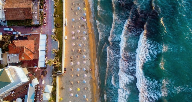 Foto aerea della spiaggia di Ladies a Kusadasi, Turchia