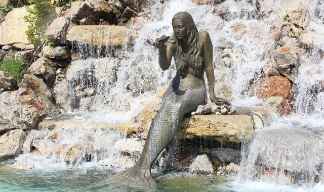 La statua di una sirena in una fontana a Marmaris, Turchia