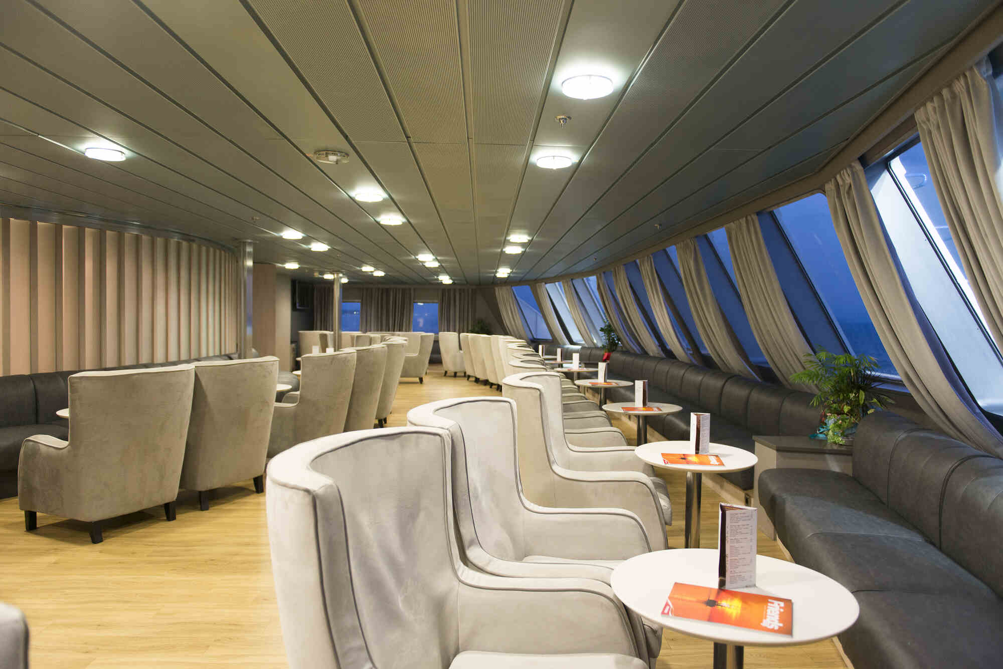 images.vessels.class.lounge.caption