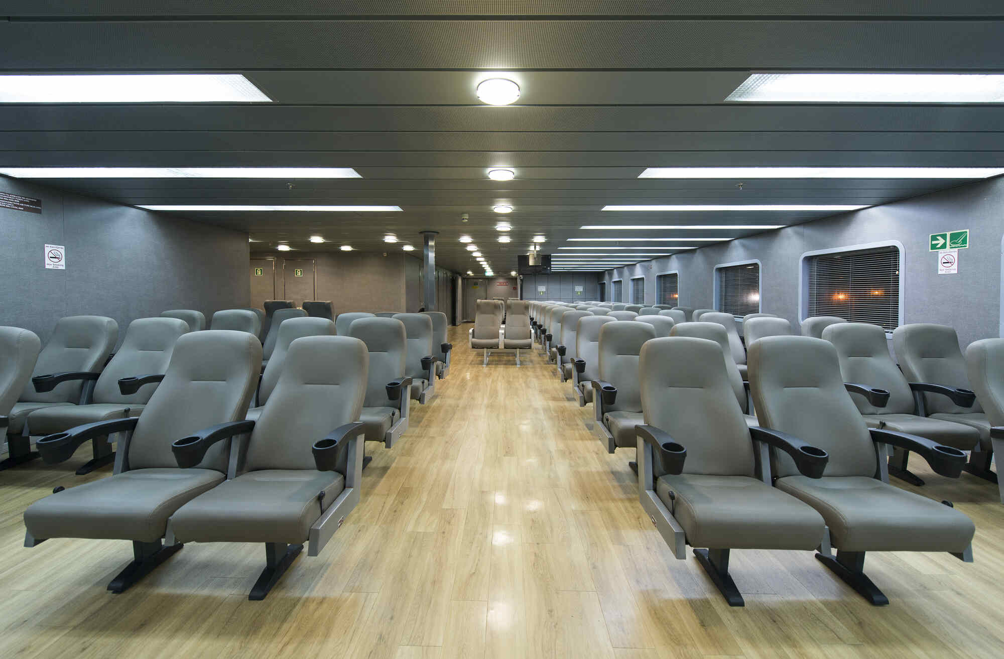 images.vessels.class.standardSeats.caption