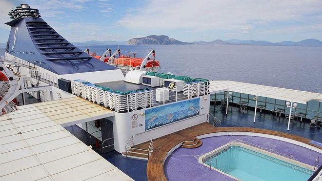 images.vessels.spaces.swimmingPool.altText