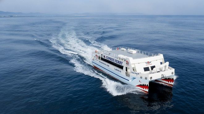 Εναέρια άποψη του πλοίου που ταξιδεύει στη θάλασσα