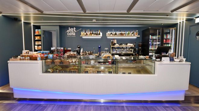 images.vessels.spaces.cafeteria.altText